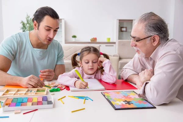 Três gerações de família no conceito de desenvolvimento inicial — Fotografia de Stock