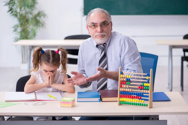 Velho professor e estudante na escola — Fotografia de Stock