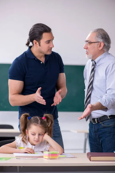 Young parent, old male teacher and little girl in the classroom — Stock Photo, Image