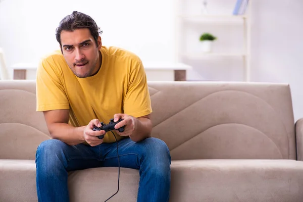 Joven jugando juegos de joystick en casa —  Fotos de Stock