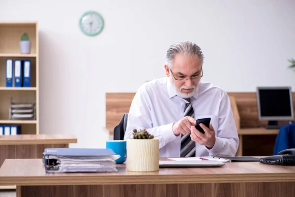 Old male employee suffering from radiculitis at workplace — Stock Photo, Image