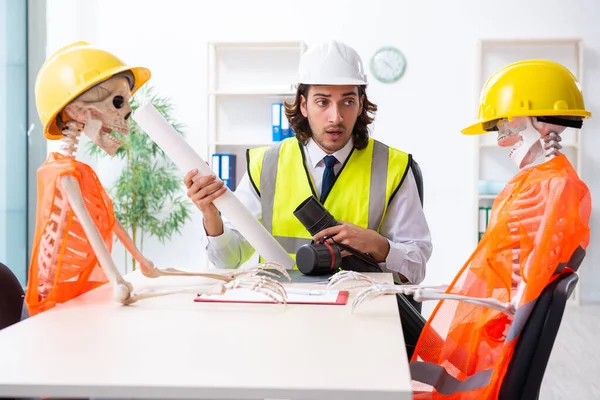 Engraçado reunião de negócios de construção com chefe e esqueletos — Fotografia de Stock