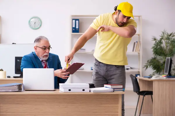 Giovane corriere maschio consegna pizza in ufficio — Foto Stock