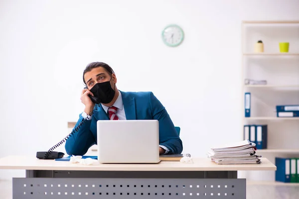 Homem doente empregado sofrendo no local de trabalho de coronavírus — Fotografia de Stock