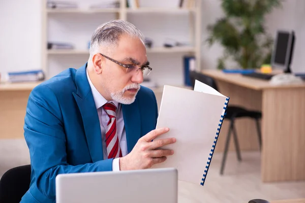 Viejo empleado que trabaja en la oficina — Foto de Stock