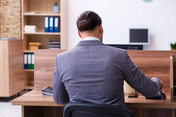 Young male employee working in the office — Stock Photo, Image