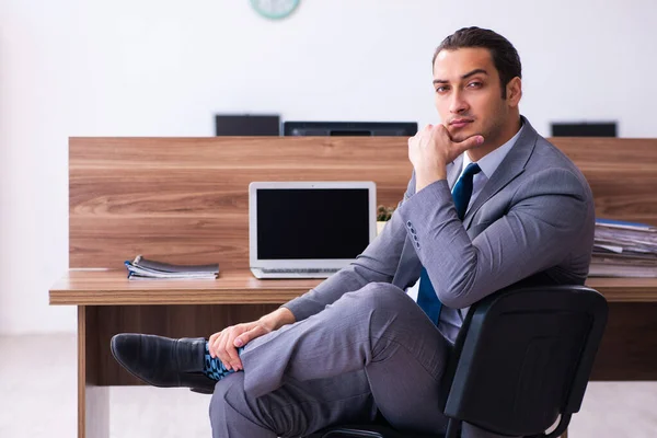 Jonge mannelijke werknemer werkzaam in het kantoor — Stockfoto