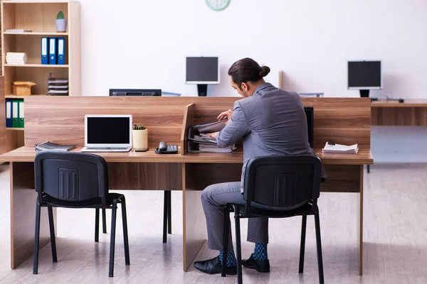 Junge männliche Angestellte im Büro — Stockfoto