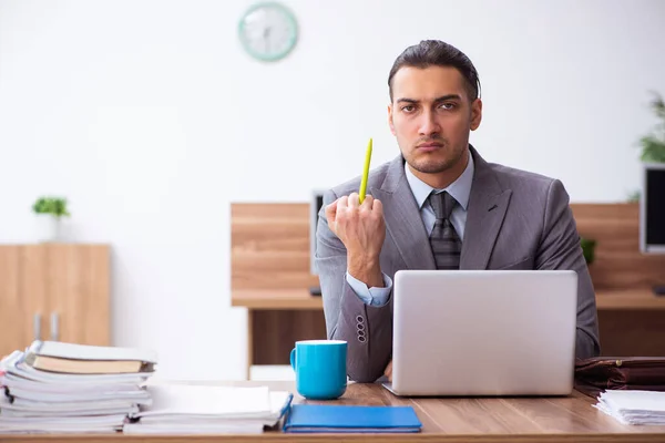 Giovane dipendente maschio infelice con il lavoro eccessivo — Foto Stock