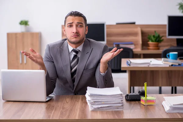 Junge männliche Angestellte im Büro — Stockfoto