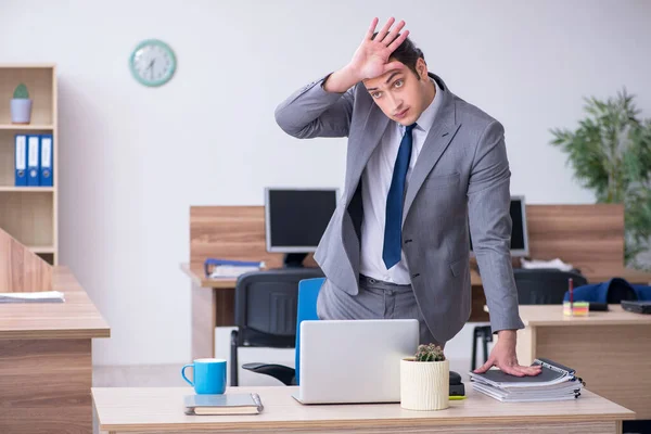 Junge männliche Angestellte im Büro — Stockfoto