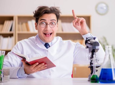 Çılgın bilim adamı bir laboratuarda deneyler yapıyor.