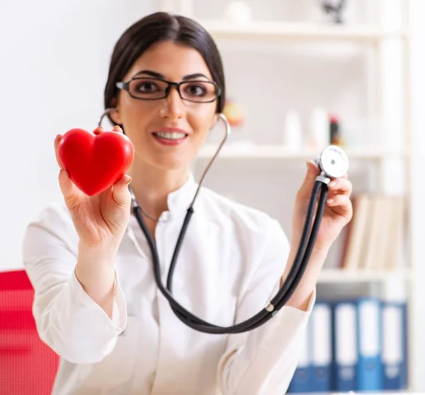 Kalp bakımı konsepti olan genç bir doktor — Stok fotoğraf