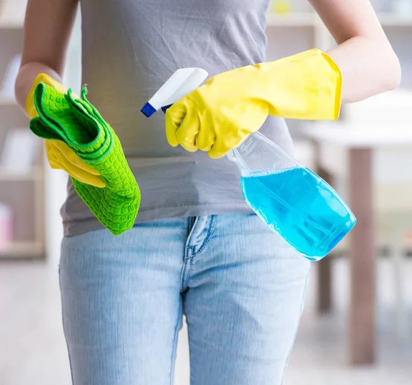 Mujer haciendo limpieza en casa — Foto de Stock