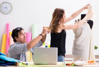 Atölyesinde çalışan genç terzi.