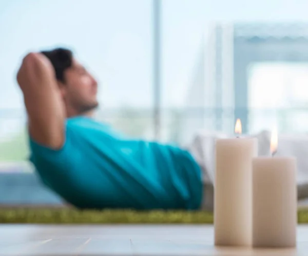 Joven hombre guapo en spa concepto de salud —  Fotos de Stock