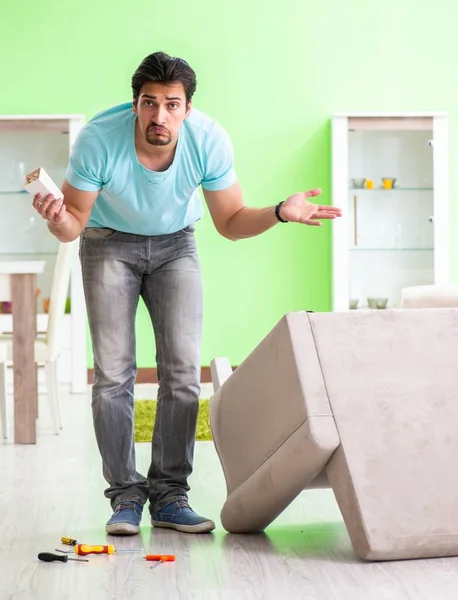 Man reparera möbler hemma — Stockfoto