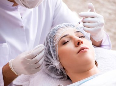 Estetik ameliyat için doktoru ziyaret eden kadın.