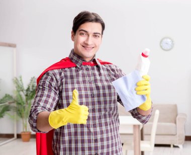 Süper kahraman temizlikçi ev işi yapıyor.