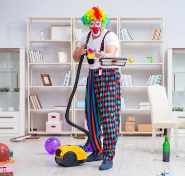 Komik palyaço evde temizlik yapıyor.