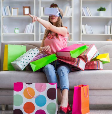 Sanal gerçeklik gözlükleriyle alışveriş yapan genç bir kadın.