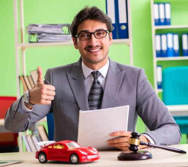 Genç ve yakışıklı avukat ofiste çalışıyor.