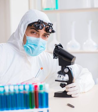 Araştırma laboratuarında çalışan kimyagerin uyuşturucu sentezi kavramı