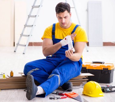 İnşaat alanında eli yaralı bir işçi.