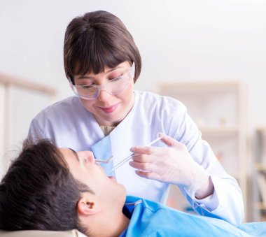 Düzenli kontrol ve dolum için dişçiye giden hasta