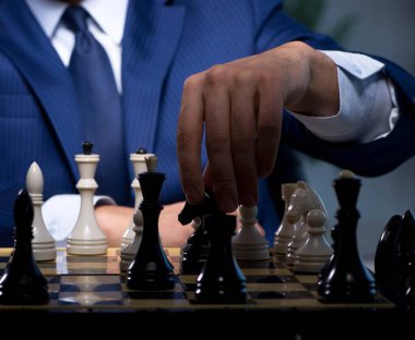 İş adamı strateji konseptinde satranç oynuyor
