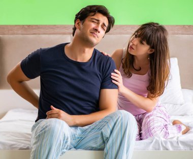 Genç kocanın yatak odasında sağlık sorunları var.