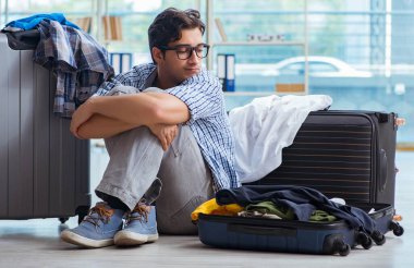 Genç adam tatil için hazırlanıyor.