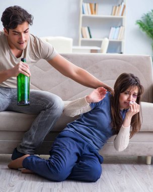 Sarhoş koca aile içi şiddet kavramında karısını taciz ediyor.