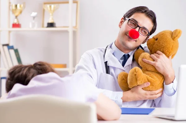 Grappige kinderarts met klein meisje bij regelmatige check-up — Stockfoto