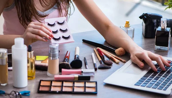 Makyaj aksesuarları olan moda blogcusu.