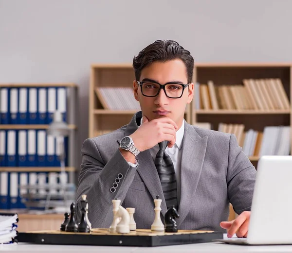 Joven hombre de negocios jugando ajedrez en la oficina — Foto de Stock