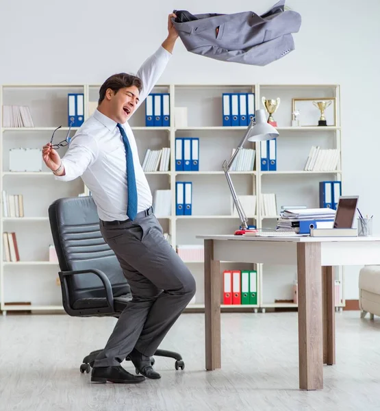 O empresário se divertindo fazendo uma pausa no escritório no trabalho — Fotografia de Stock