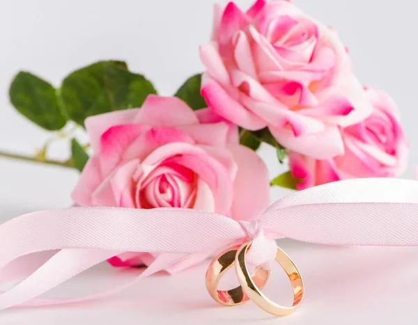 Bruiloft concept met ringen en rozen — Stockfoto