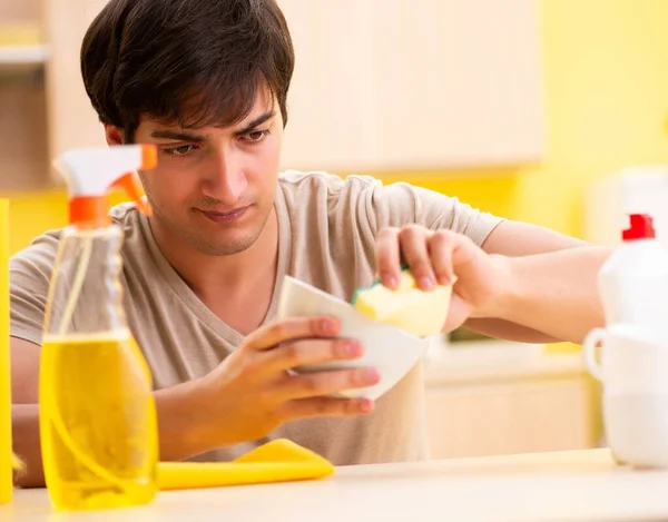 Hombre lavar los platos en casa — Foto de Stock
