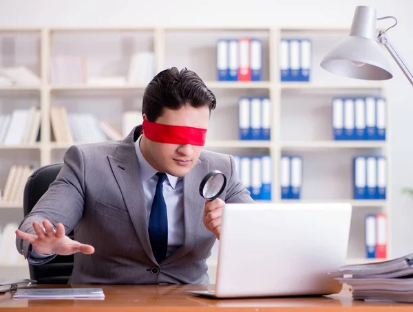 Empresario ciego sentado en el escritorio en la oficina — Foto de Stock