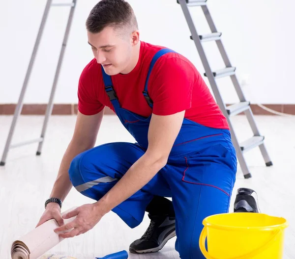 Bauunternehmer bereitet sich auf Tapetendekoration vor — Stockfoto