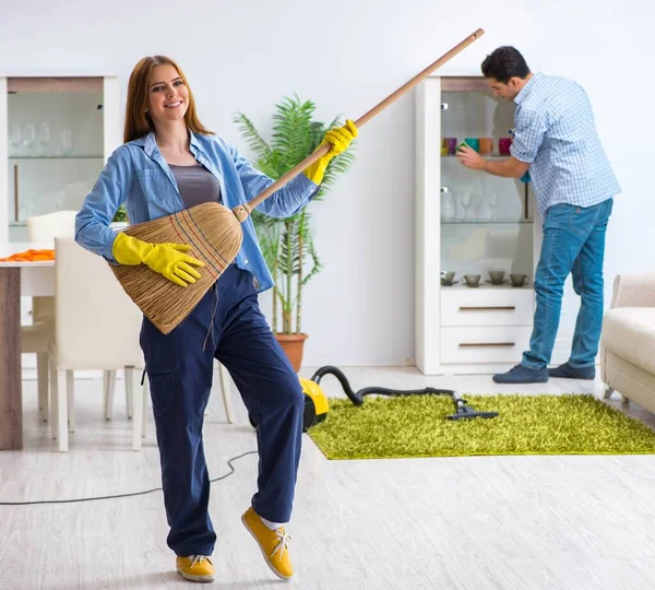 Junge Familie putzt das Haus — Stockfoto