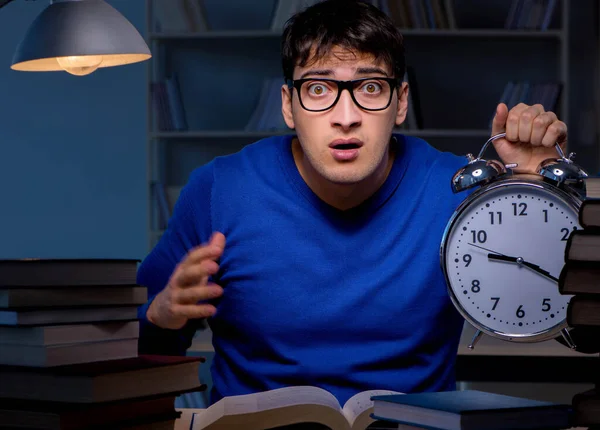 Student se připravuje na zkoušky pozdě v noci v knihovně — Stock fotografie