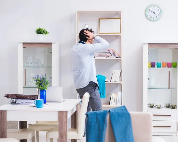 Empresário atrasado para o escritório devido a dormir demais após a noite — Fotografia de Stock