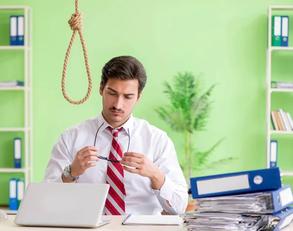 Zrozpaczony biznesmen myślący o samobójstwie w biurze — Zdjęcie stockowe