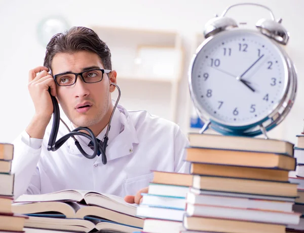 Studente di medicina a corto di tempo per gli esami — Foto Stock