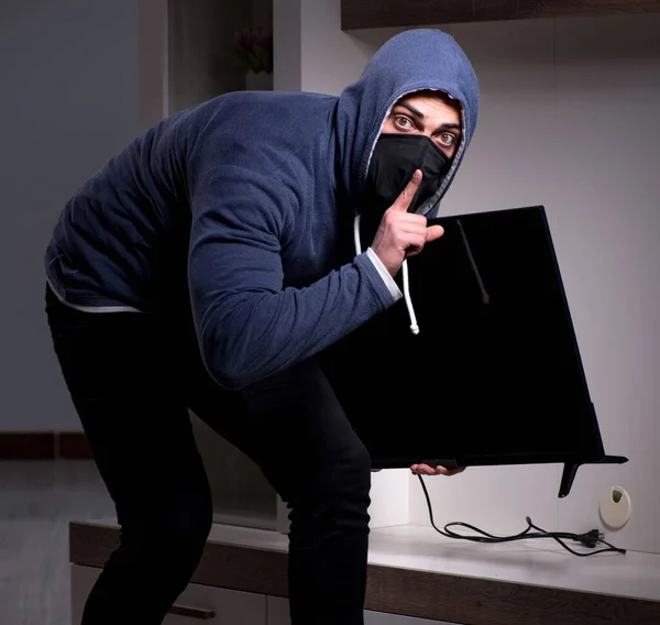 小偷从公寓偷电视机 — 图库照片