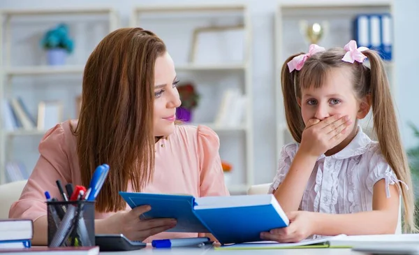 Mamma hjälper sin dotter att göra läxor — Stockfoto