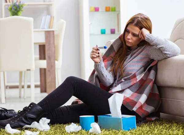 Mujer enferma que sufre de gripe en casa — Foto de Stock