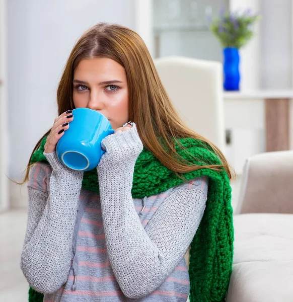 Wanita sakit yang menderita flu di rumah — Stok Foto